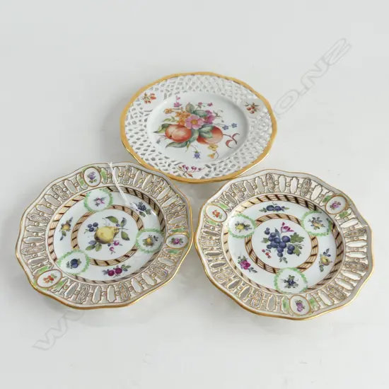 PR VINTAGE DRESDEN LATTICE PLATES (DIA 160MM) + 1 HAND PAINTED LATTICE PLATE (DIA 170MM)