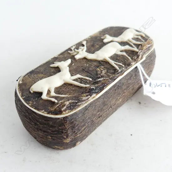 19THC BONE & ANTLER SNUFF BOX 3 DEER TO LID
