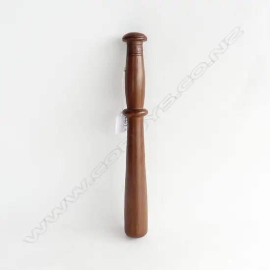 VINTAGE WOODEN TRUNCHEON L. 330MM ENGRAVED WITH 'NZ NATIVE MAIRE'
