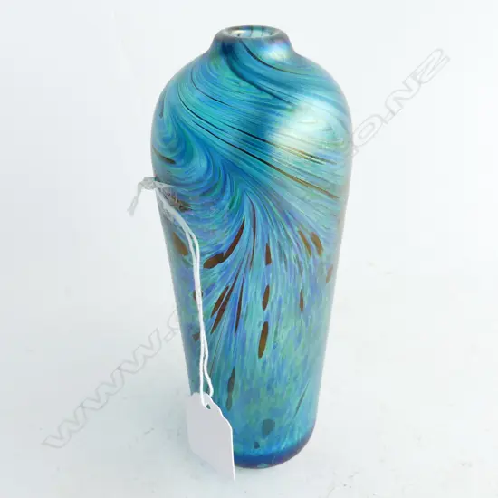PEACOCK LUSTRE ART GLASS VASE. H.165mm