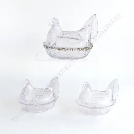 3 PRESSED GLASS HEN ON NEST CHICKENS L.195mm