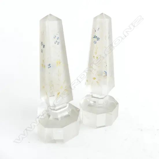 2 VICTORIAN GLASS OBELISKS H.145mm chips