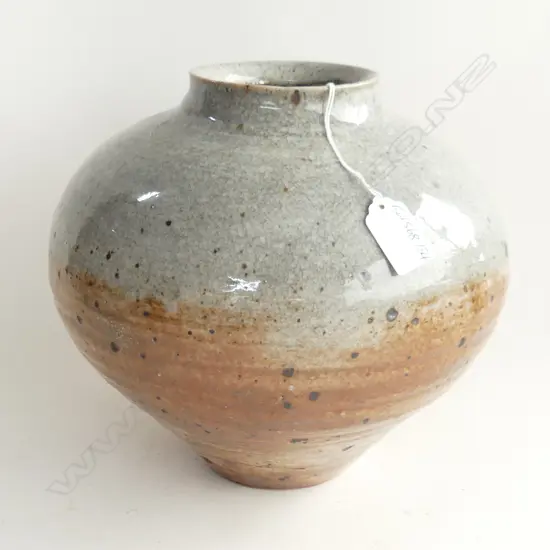 BARRY HOCKENHULL LUSTROUS SHINO GLAZE VASE H,225mm