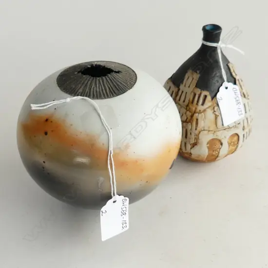 DORIS DUTCH TOWN SCULPTED PORCELAIN VASE & R ROGERS? VASE H.130mm