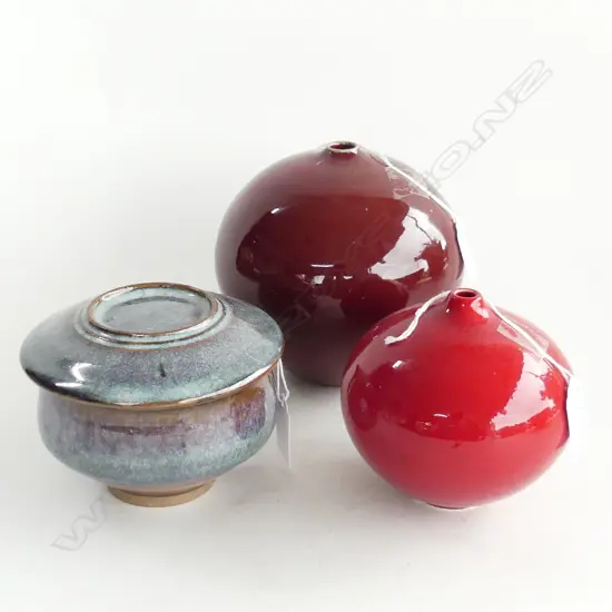 3 STUDIO POTTERY SMALL PCES: Graham Ambrose red orb + Stichbury lidded bowl + red orb