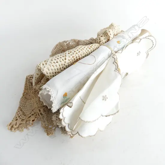 VARIOUS LINEN & OLD LACE PIECES