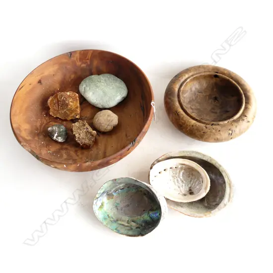 2 TURNED WOODEN BOWLS: 1 PURIRI BURR + SHELLS + KAURI GUM GREEN STONE ETC