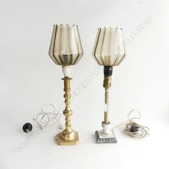 2 BRASS TABLE LAMP BASES, 1 WITH PORCELAIN BASE, BOTH HAVE GLASS SHADES (H. 460MM)