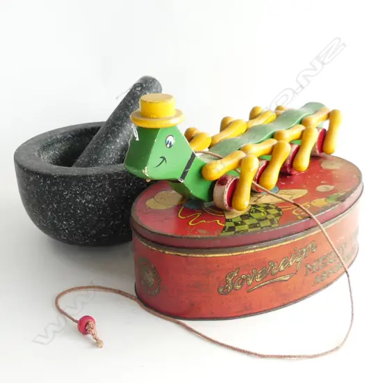 3 PCES; OVAL TIN W.290mm, CHILDS PULL ALONG TOY, MORTAR & PESTLE