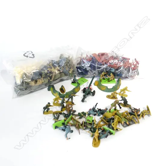 3 LG BAGS OF PLASTIC TOY SOLDIERS 