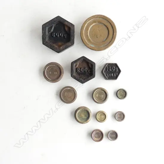 13 ANTIQUE BRASS & CAST IRON SCALE WEIGHTS, TOTAL WEIGHT 1.635KGS