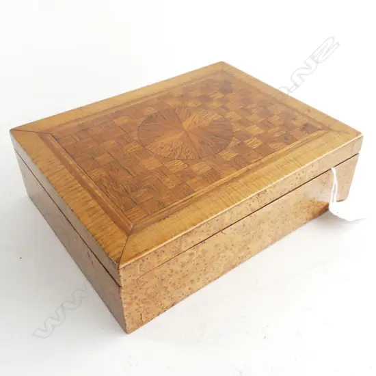 PARQUETRY INLAID EXOTIC WOODS BOX. 230 X 175mm REWAREWA ?