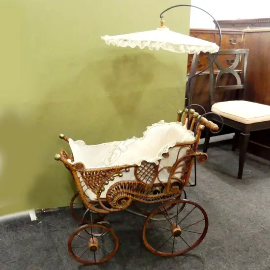 VINTAGE PRAM w. SHADE UMBRELLA