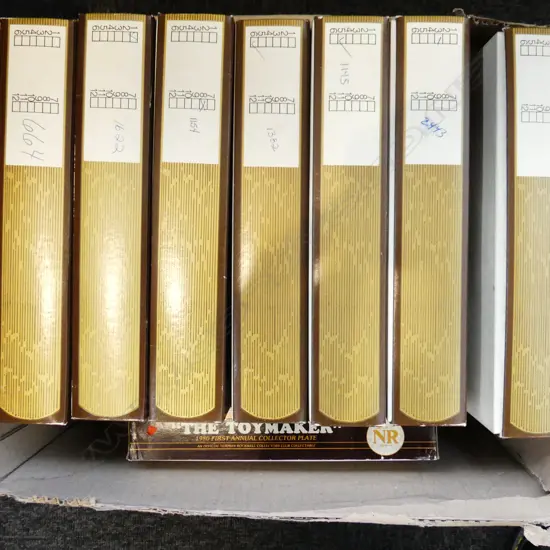 8 ASST COLLECTABLE PLATES (7 CHARLES DICKENS + NORMAN ROCKWELL 'THE TOYMAKER' - ALL IN ORIGINAL BOXES