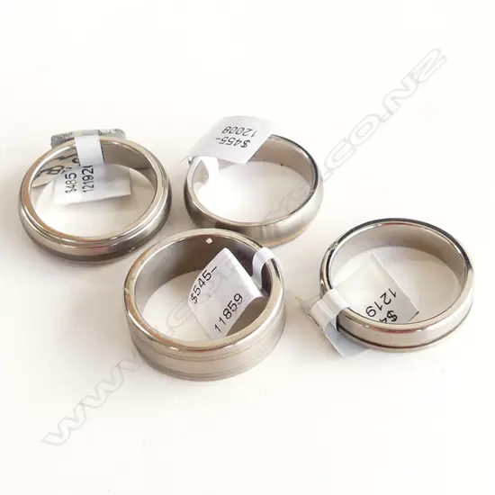 4 TITANIUM BANDS WITH GOLD & SILVER 16.9GMS