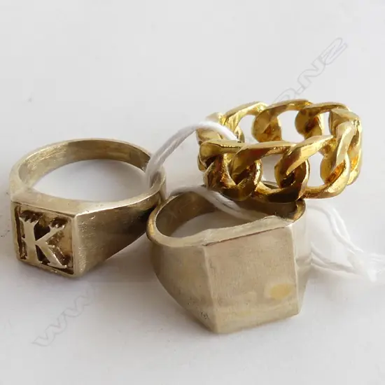 3 LOW GRADE SILVER RINGS 'K' SIGNET, CHAIN RING & PLAIN SIGNET