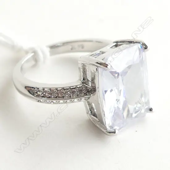 925 SILVER ? & EMERALD CUT FAUX DIAMOND COCKTAIL RING