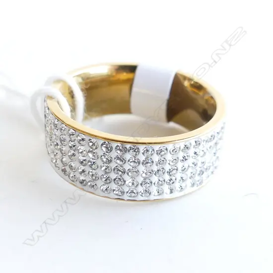 WIDE BAND DIAMANTE ENCRUSTED RING, SZ 8  P