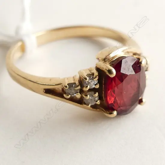 VINTAGE 9CT GARNET & DIAMOND? RING 2.5gms SIZE M