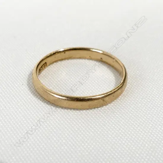 18CT GOLD WEDDING BAND 2gm  SIZE M