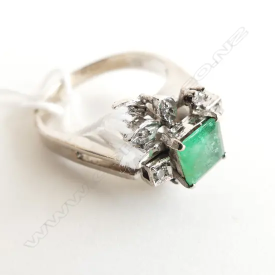 18CT WHITE GOLD EMERALD & DIAMOND RING 5.08GMS