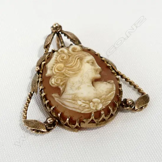 GOLD (9CT?) FRAMED CAMEO PENDANT TEAR IN FRAME