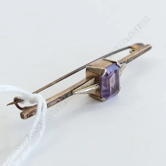 9CT GOLD AMYTHEST BROOCH TOTAL W3,7GMS 