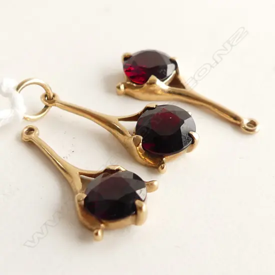 9CT GOLD & GARNET PENDANT & PR EARRINGS NO HOOKS 2.9gms