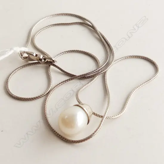 CULTURED PEARL PENDANT WITH SILVER CHAIN, 4GMS