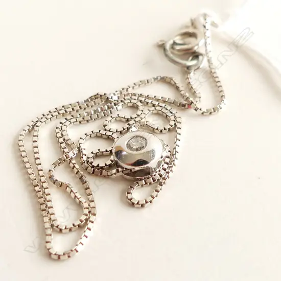 18CT WHITE GOLD MOUNTED DIAMOND PENDANT (0.07CT) ON SILVER CHAIN 35CM