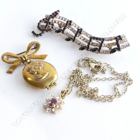 VINTAGE MUSICAL NOTE DIAMANTE & GARNET(?) BROOCH, ART NOUVEAU LOCKET BROOCH & GOLD TONE GARNET (?) PENDANT & CHAIN