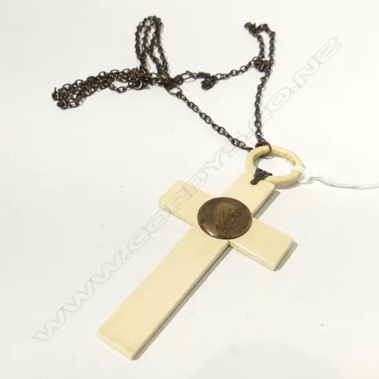 LG IVORINE CROSS WITH CHAIN