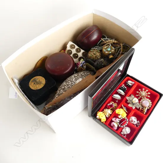 ASST. COSTUME JEWELLERY, SNUFF BOTTLES, PR LACQUER BOXES, STG BRUSH ETC