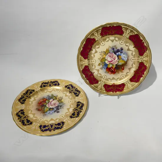 A PAIR OF AYNSLEY CABINET PLATES. CENTRAL ROSES DECORATION ONE BLE ONE RED BORDER. DIA 265mm