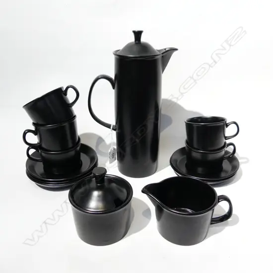 MID CENTURY WEDGWOOD ETRURIA & BARLASTON BLACK COFFEE SET, INCL COFFEE POT, LIDDED SUGAR & MILK JUG, 5 C & S'S 
