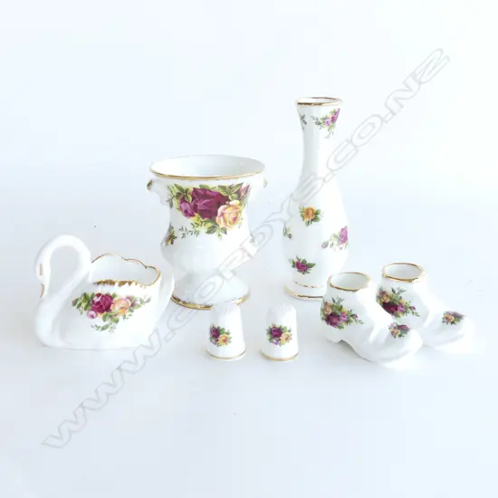 7 ROYAL ALBERT OLD COUNTRY ROSES ENGLAND, 2 VASES, 2 THIMBLES, 2 BOOTS & SWAN