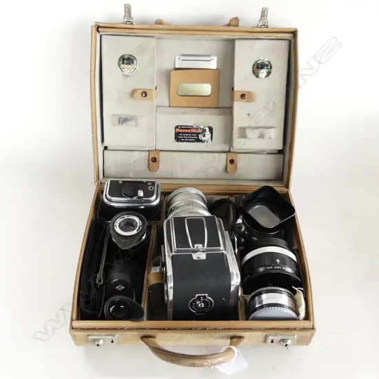 VINTAGE CASED HASSELBLAD CAMERA