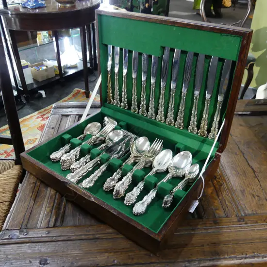 CANTEEN w. COMMUNITY PLATE 12 PLACE SETTING