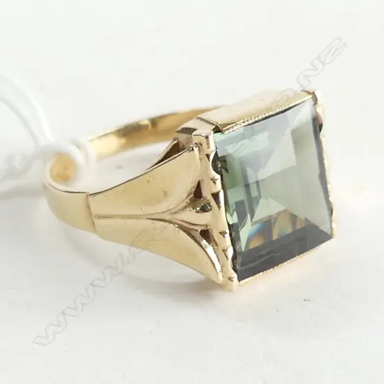 9CT GOLD & SYNTHETIC GREEN SPINEL RING SIZE T
