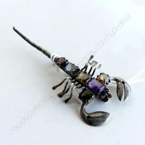 UNMARKED SILVER & GEMSTONE SCORPION BROOCH L.75mm