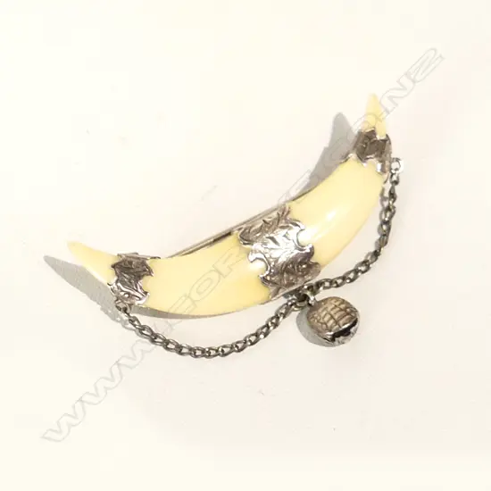 ANTIQUE SILVER MOUNTED TUSK BROOCH W.47mm