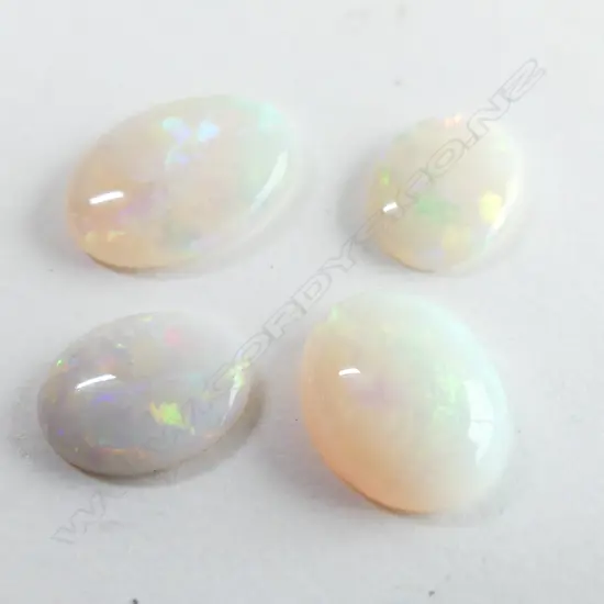 4 MILK OPAL CABOCHONS L.13mm