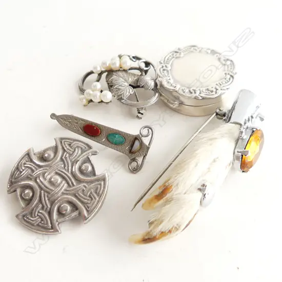 4 SILVER ITEMS + GROUSE CLAW. PILL BOX + 3 BROOCHES SCOTTISH ETC