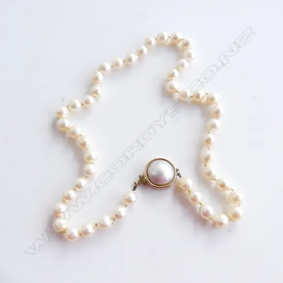 A uniform strand cultured pearl necklace with 9ct gold clasp,