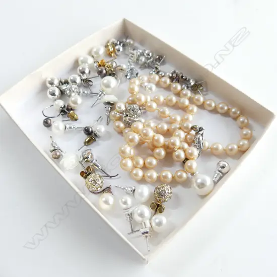 BAG ASST JEWELLERY INCL FAUX PEARL ETC..