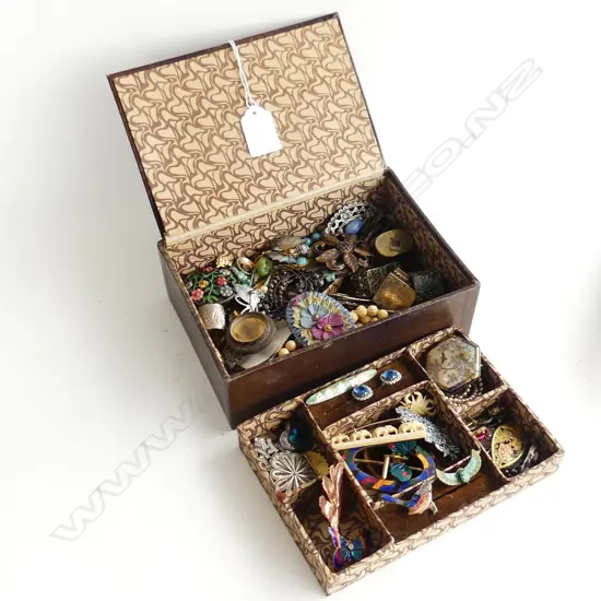 BOX ASST. COSTUME JEWELLERY; ENAMELED BROOCHES ETC
