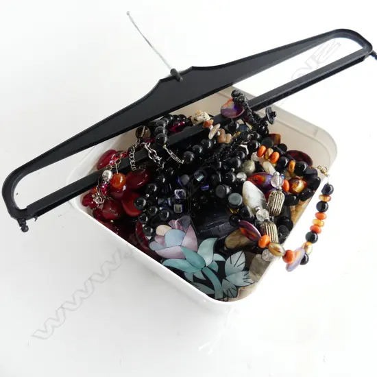 ASST. COSTUME JEWELLERY NECKLACES 