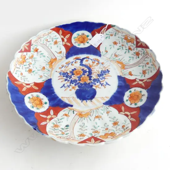 LARGE IMARI CHARGER. WITH TYPICAL DECORATION OF CENTRAL URN & A SCALLOPED EDGE. DIA 310mm