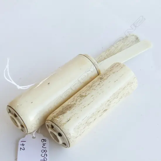 CARVED BONE CASE WITH 2 SPATULAS, 165MM, 97GMS
