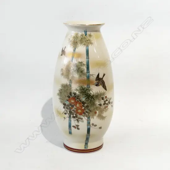 FINELY PAINTED SATSUMA VASE. DEPICTS BIRDS AMONGST FOLIAGE. H. 260mm
